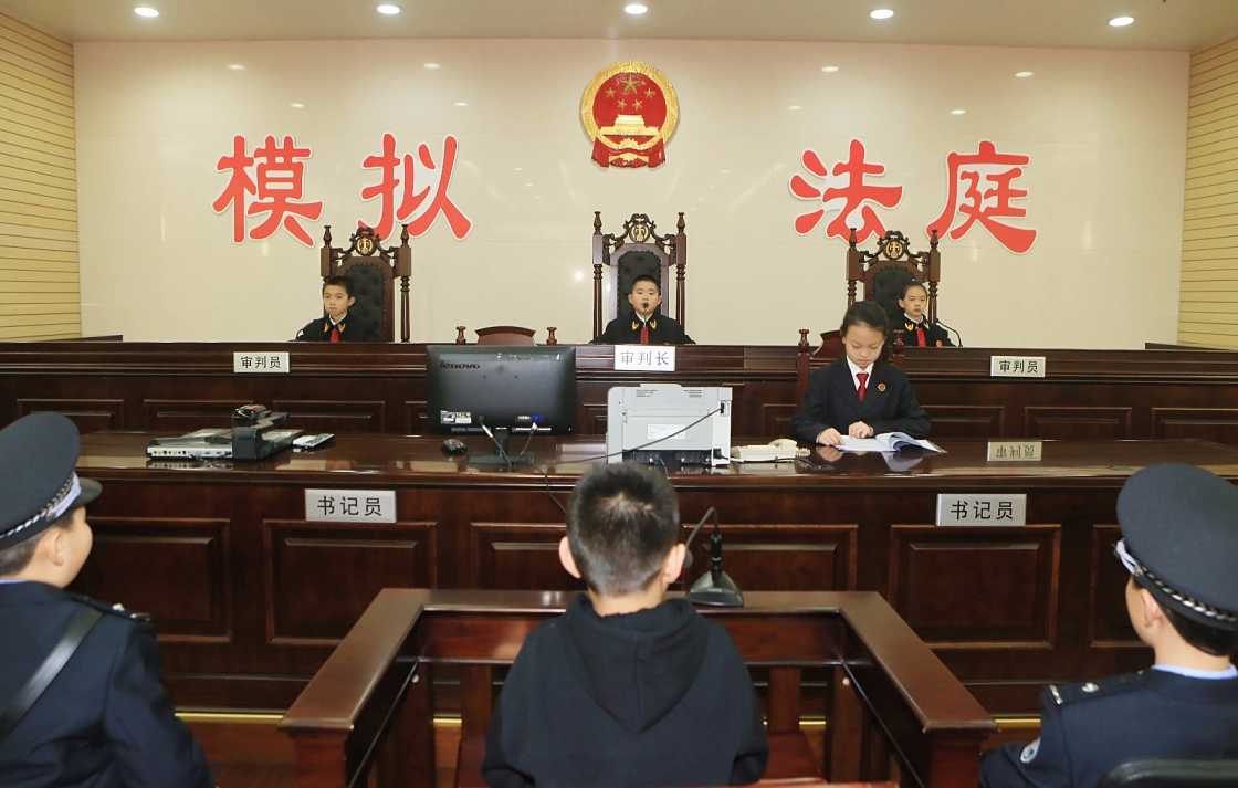模拟法庭进校园 小学生当上"大法官"